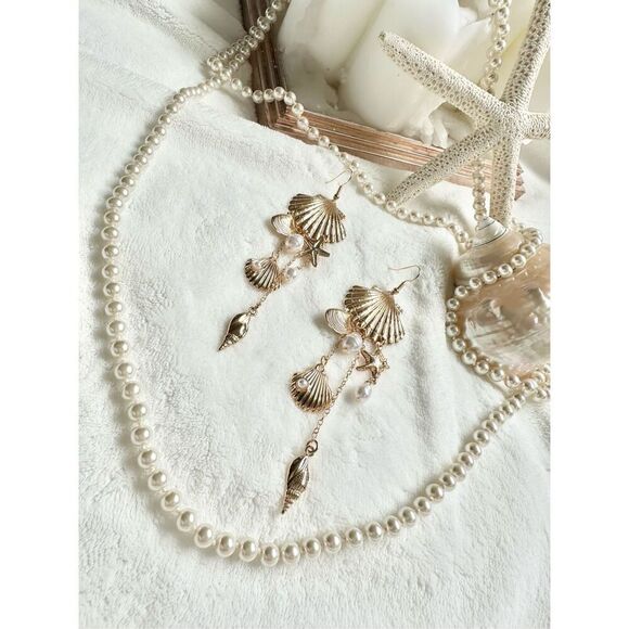 Gorgeous clamshell and seashell dangle earrings with faux pearl detail ￼ - Picture 1 of 7